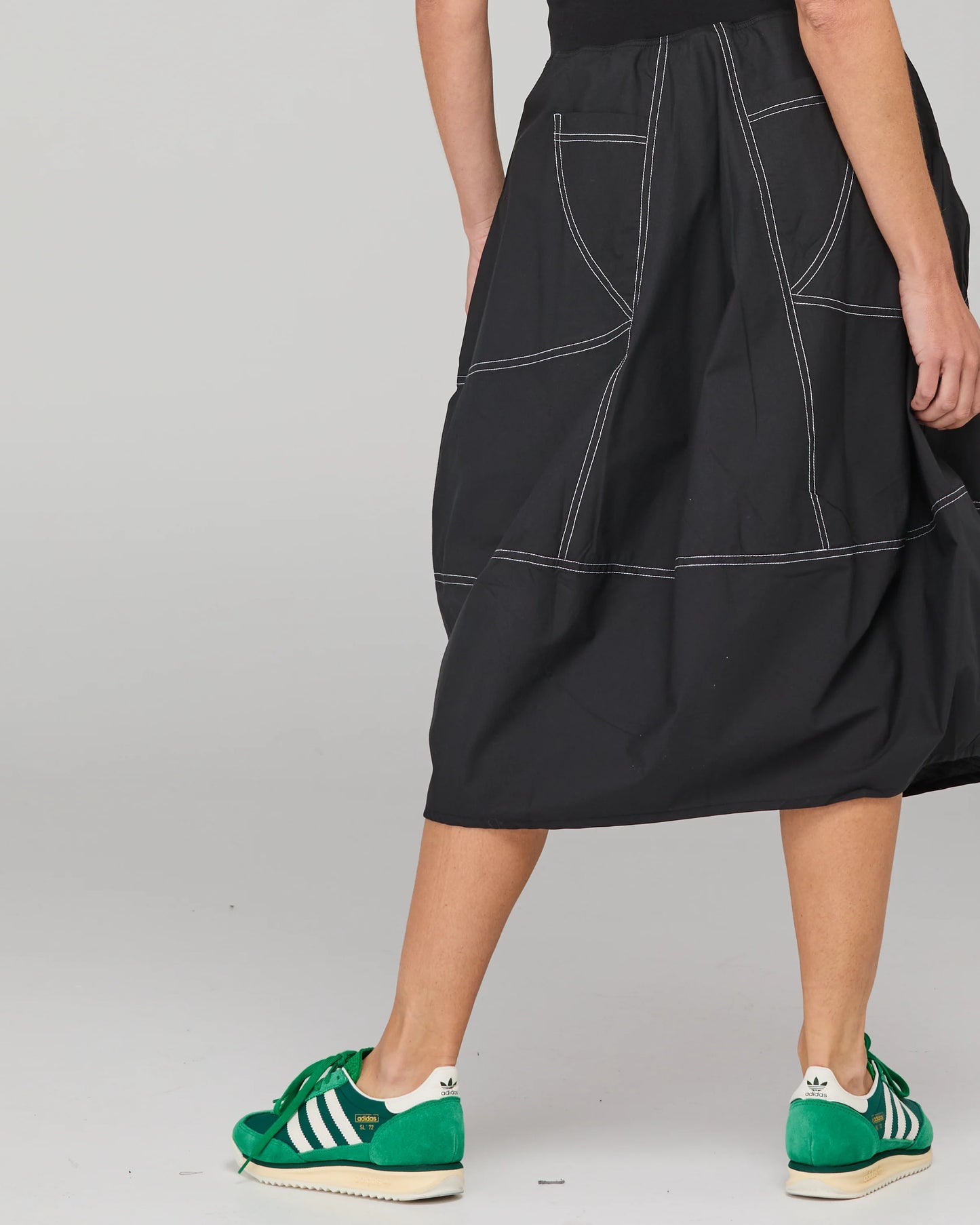 Guru skirt, black with white stitching
