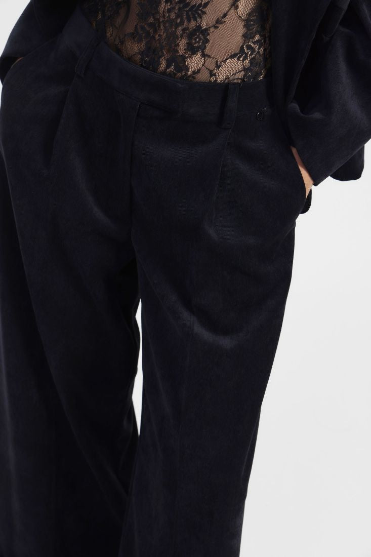 Fine cord, box pleat pant